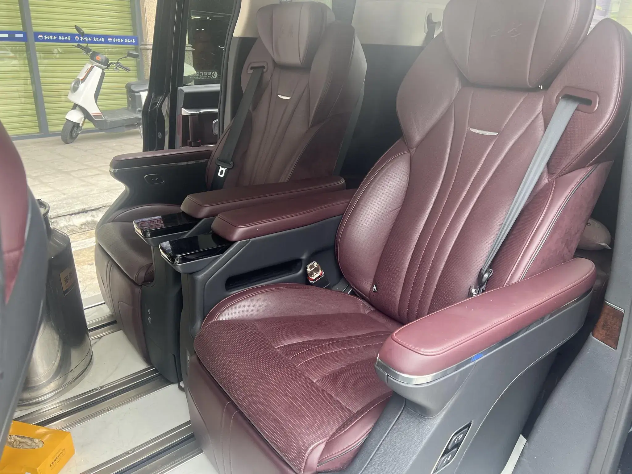 2023 HONGQI HQ9 thumbnail 3