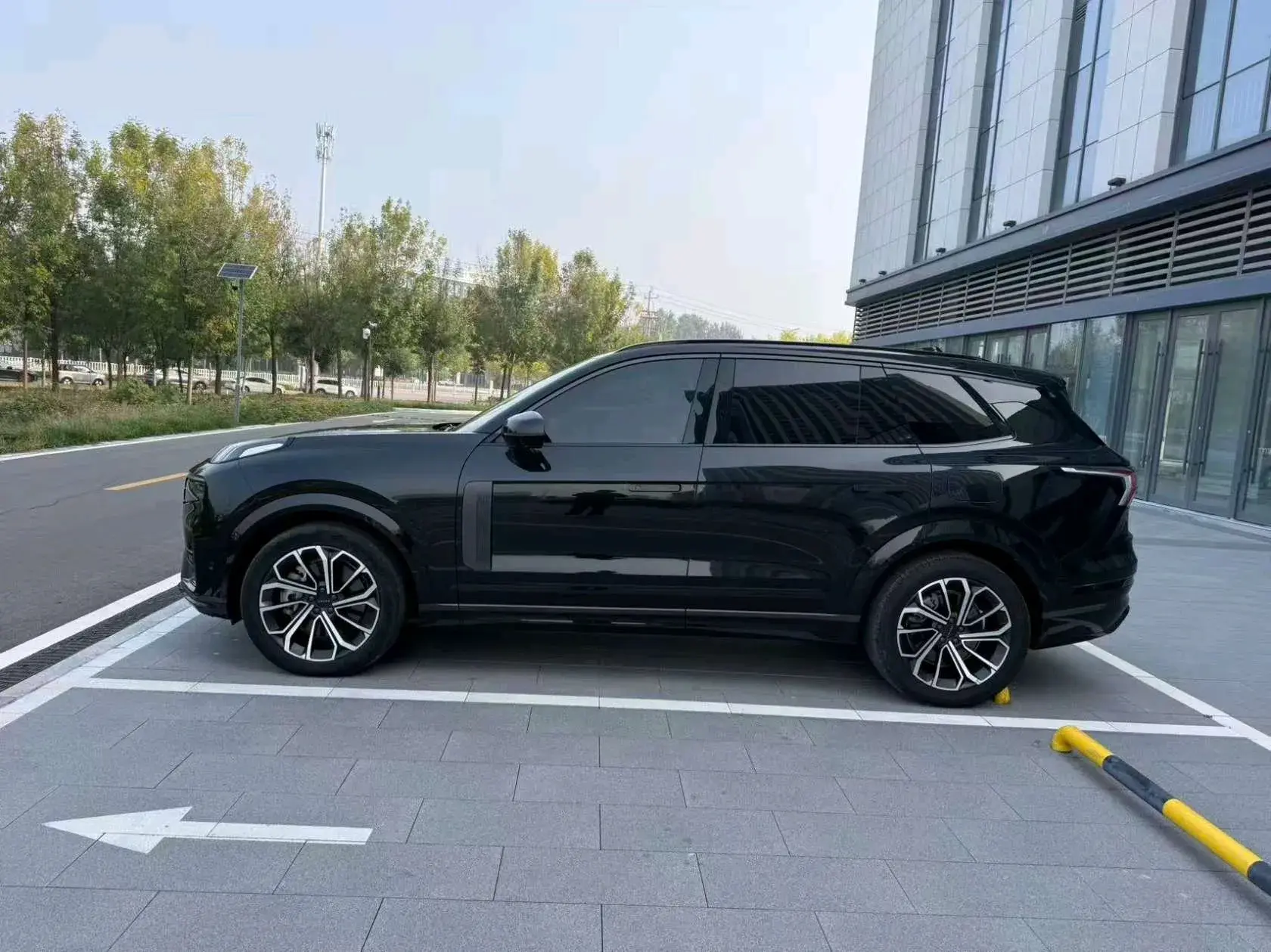 2023 LYNK&CO 09 thumbnail 4