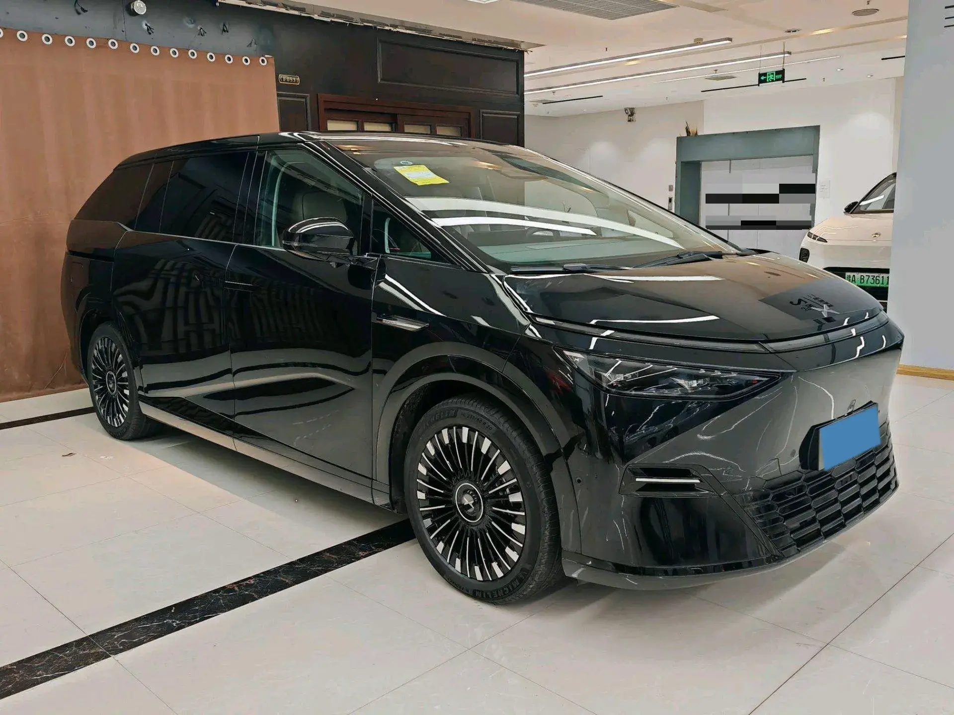 2025 XPENG X9 thumbnail 3