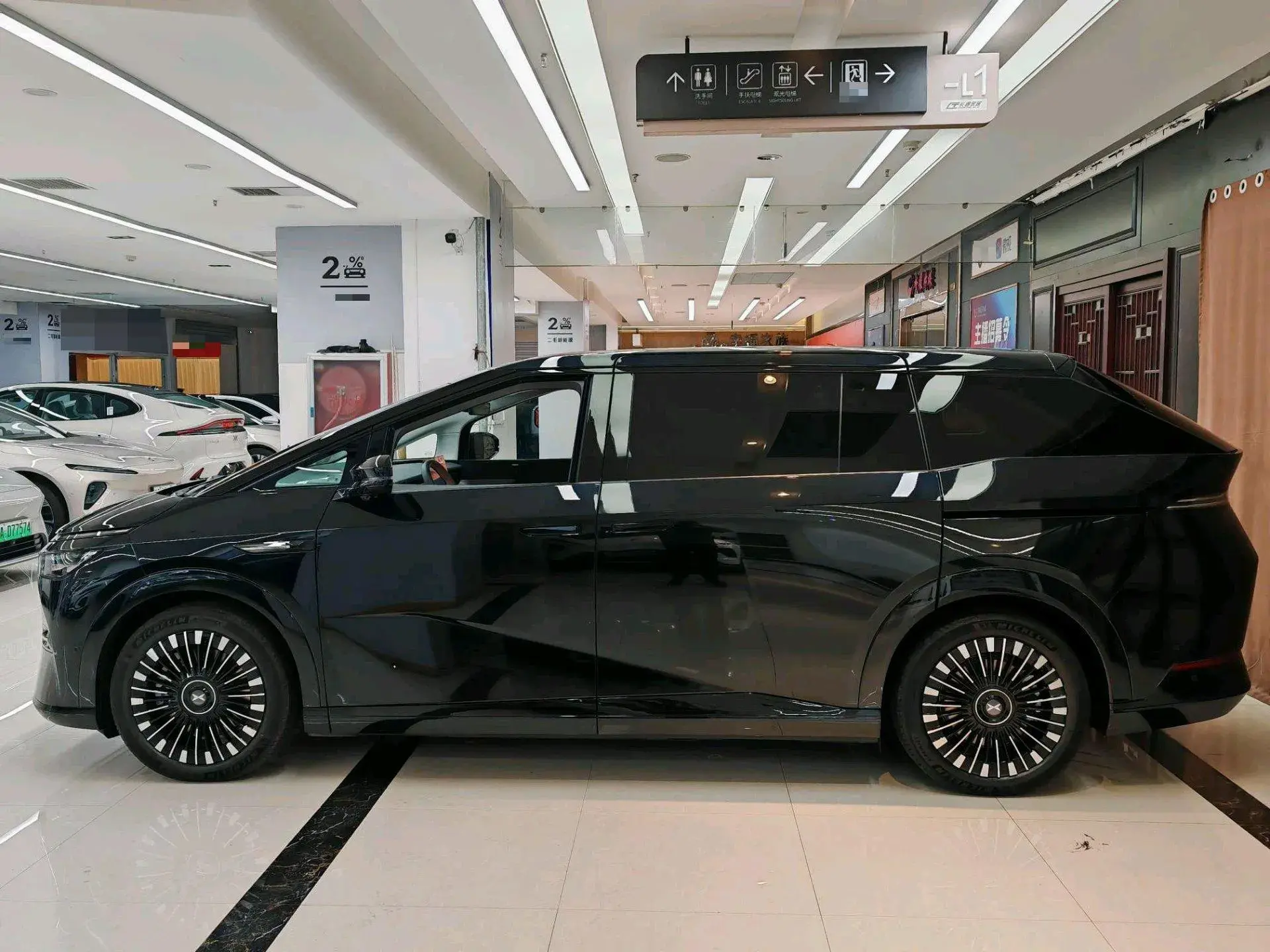 2025 XPENG X9 thumbnail 4