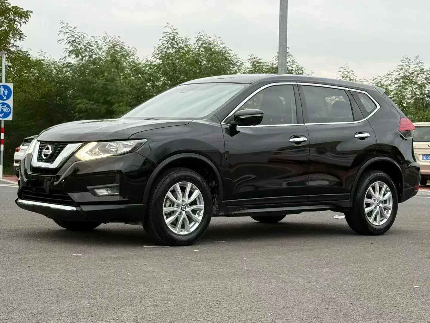 2020 NISSAN X-TRAIL view 1