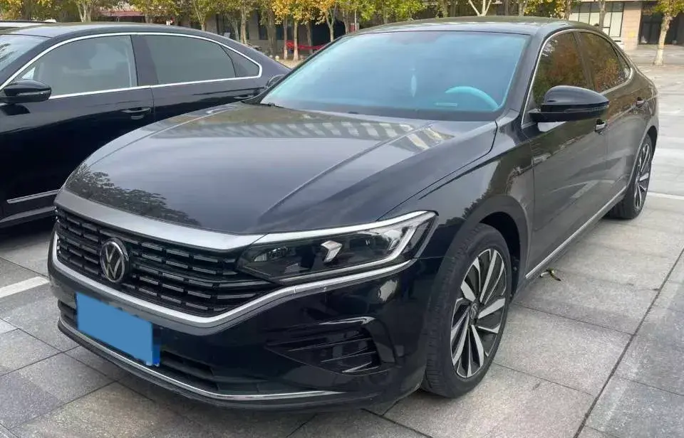 2023 VOLKSWAGEN PASSAT view 1
