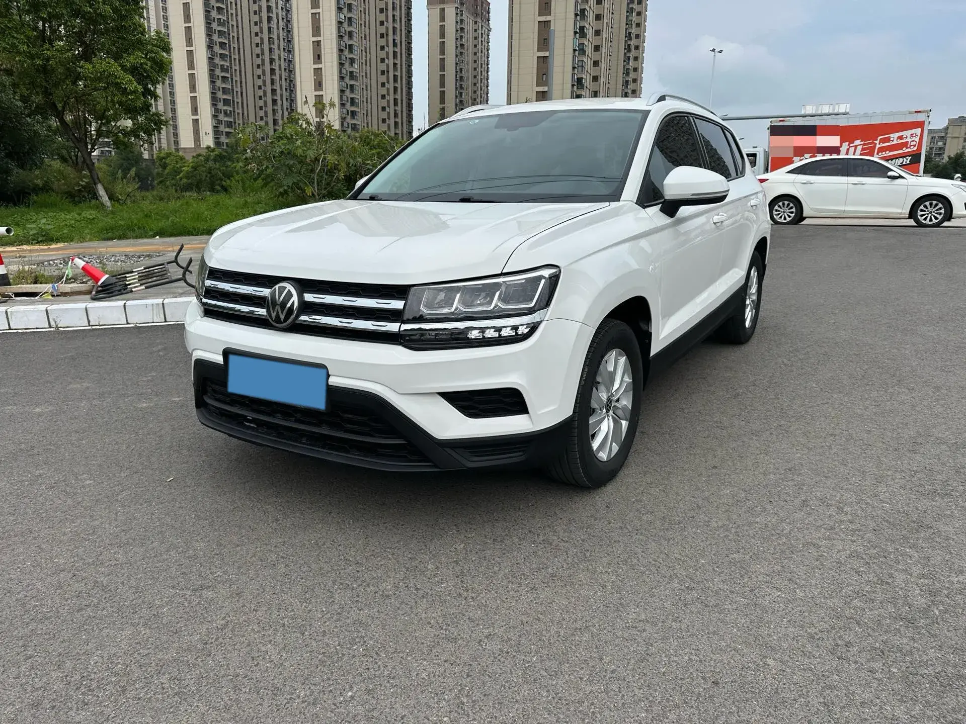 2021 VOLKSWAGEN THARU view 1