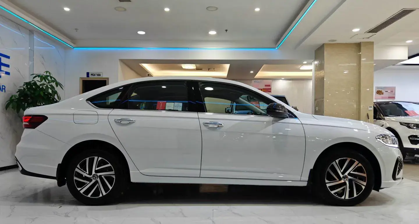 2024 VOLKSWAGEN LAVIDA thumbnail 3