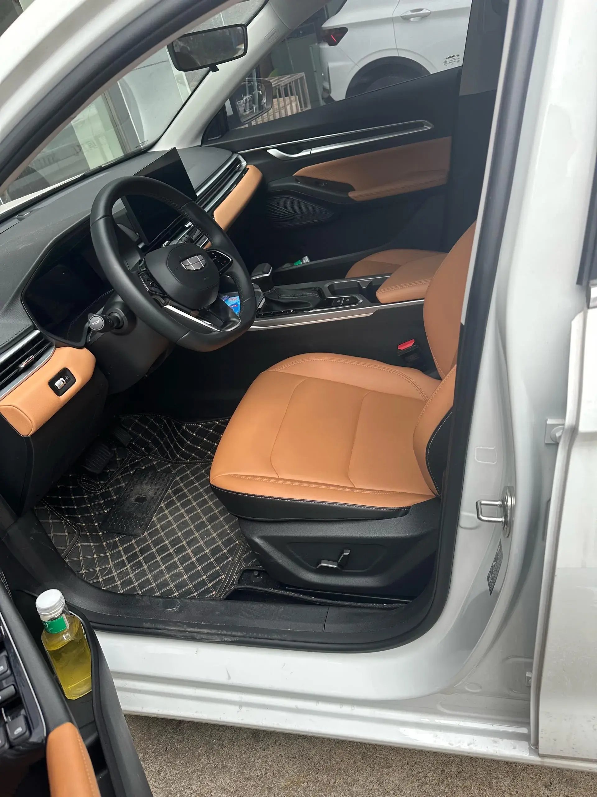 2025 GEELY EMGRAND thumbnail 2