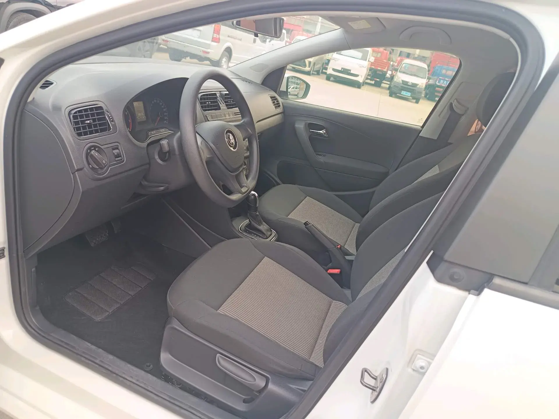 2018 VOLKSWAGEN POLO thumbnail 3