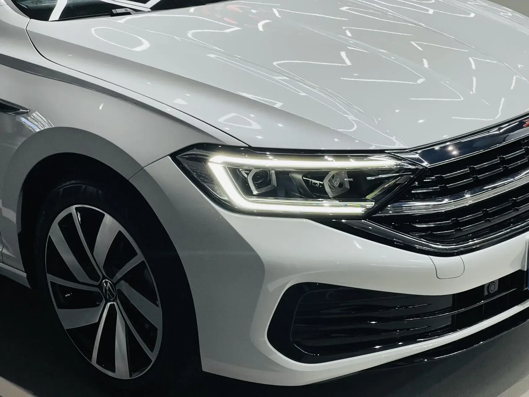 2023 VOLKSWAGEN SAGITAR thumbnail 4