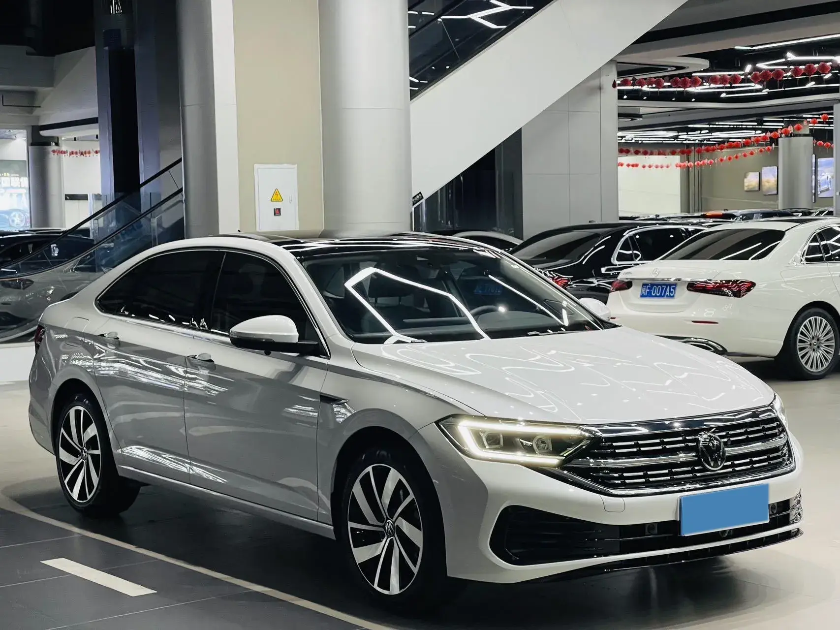 2023 VOLKSWAGEN SAGITAR thumbnail 3