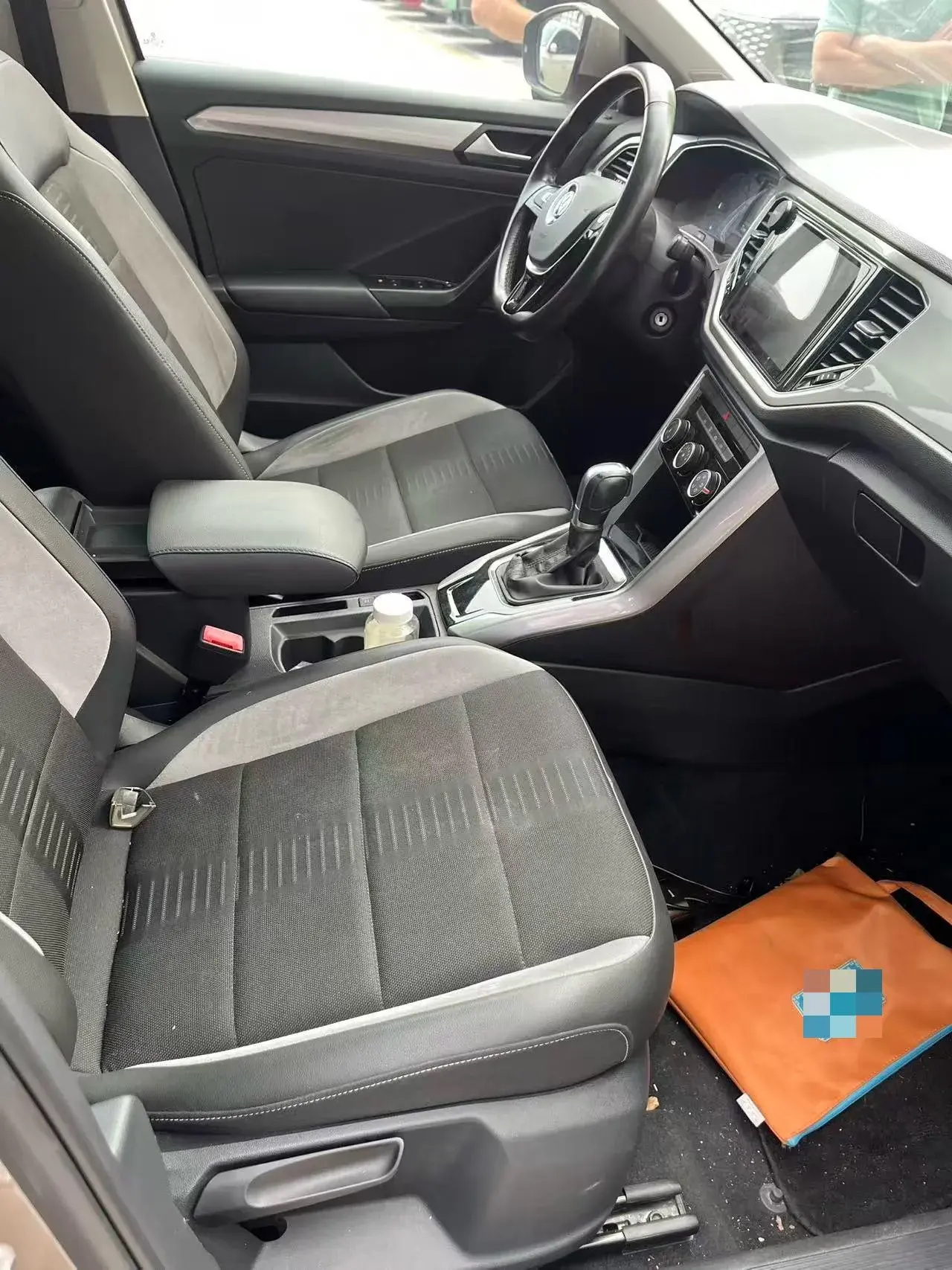 2019 VOLKSWAGEN T-ROC thumbnail 3