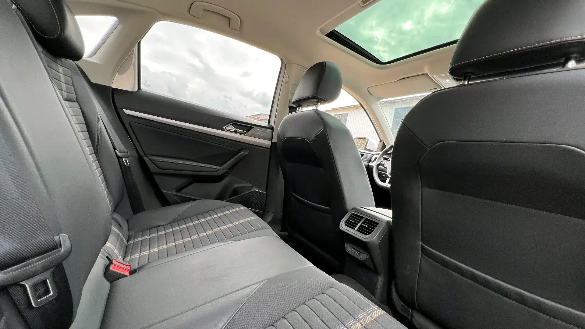 2021 VOLKSWAGEN LAVIDA thumbnail 4