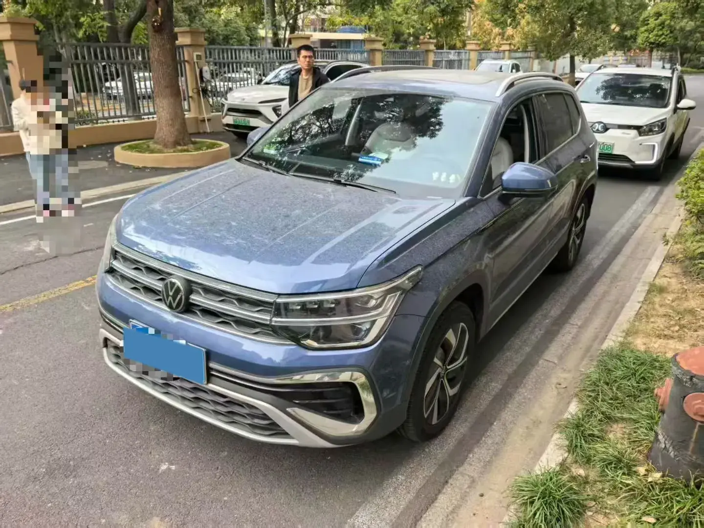 2023 VOLKSWAGEN THARU view 1