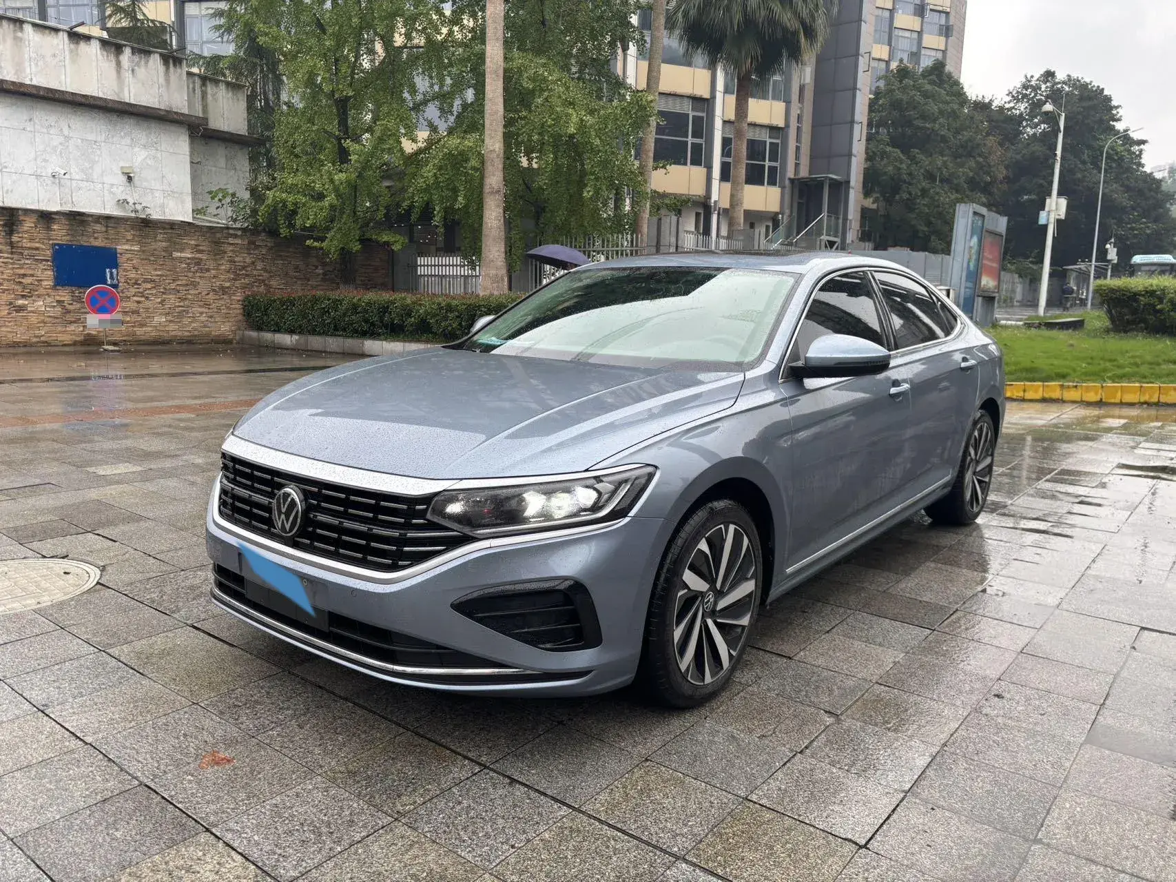 2022 VOLKSWAGEN PASSAT view 1