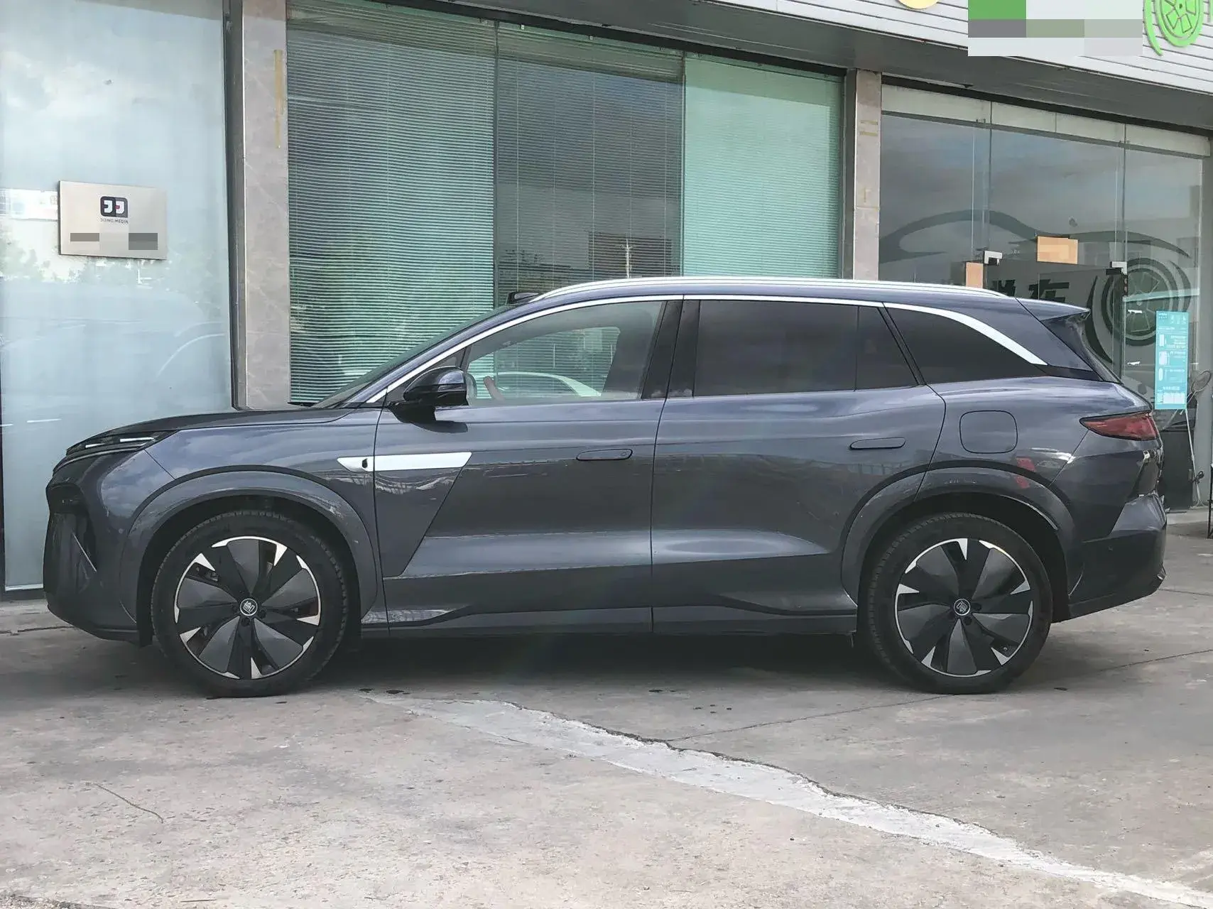 2025 BYD TANGL thumbnail 2