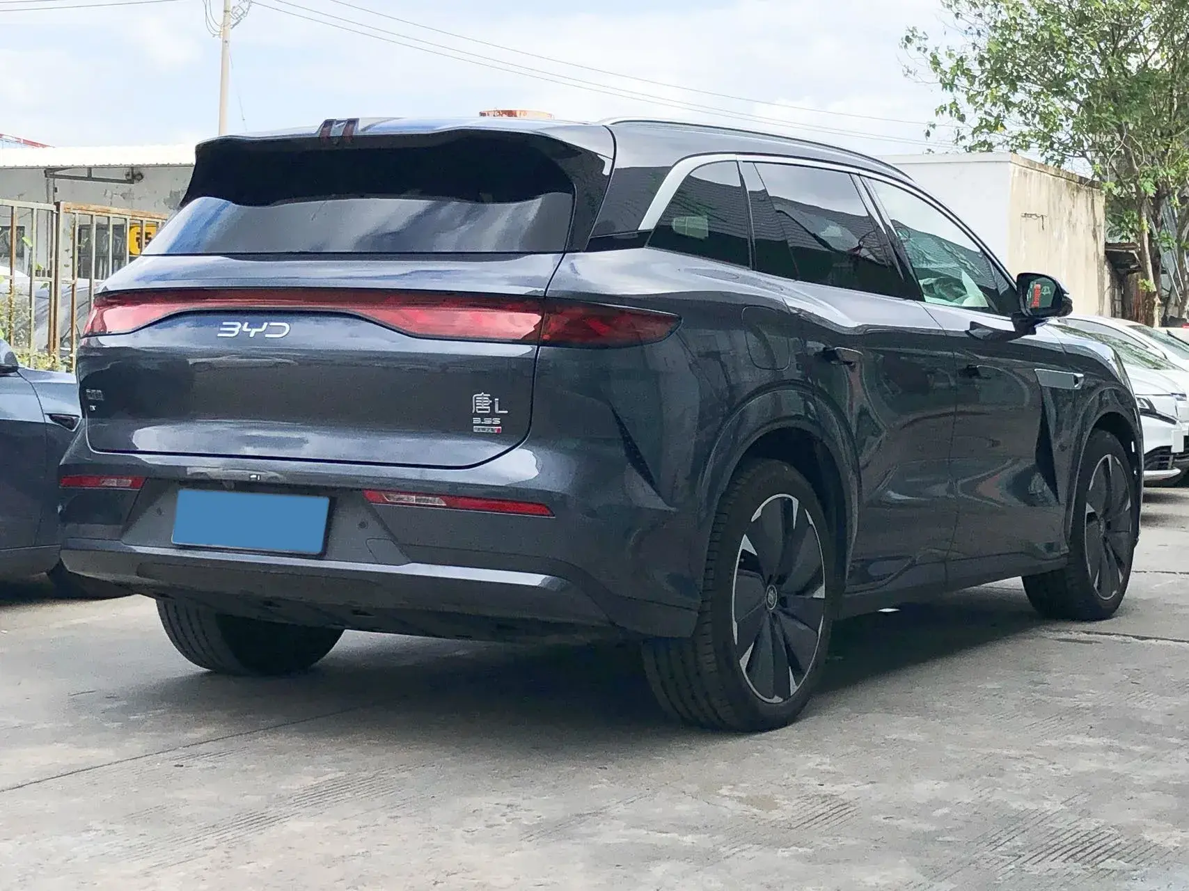 2025 BYD TANGL thumbnail 3