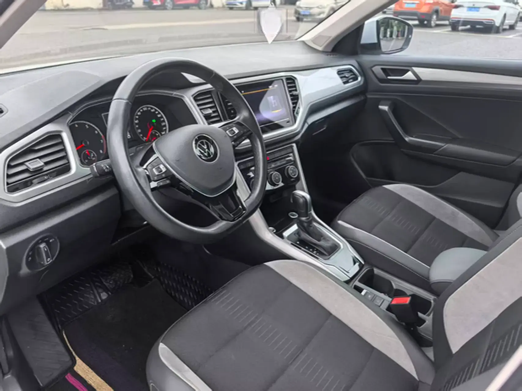 2022 VOLKSWAGEN T-ROC thumbnail 4