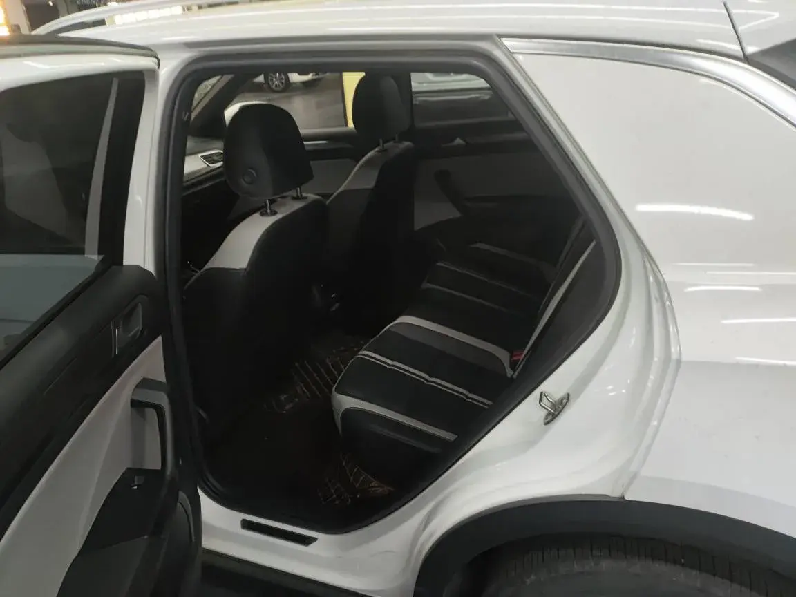 2023 VOLKSWAGEN T-ROC thumbnail 4