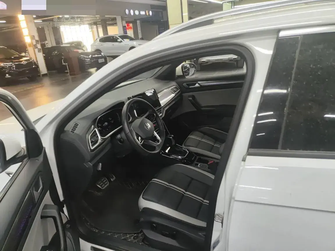 2023 VOLKSWAGEN T-ROC thumbnail 3