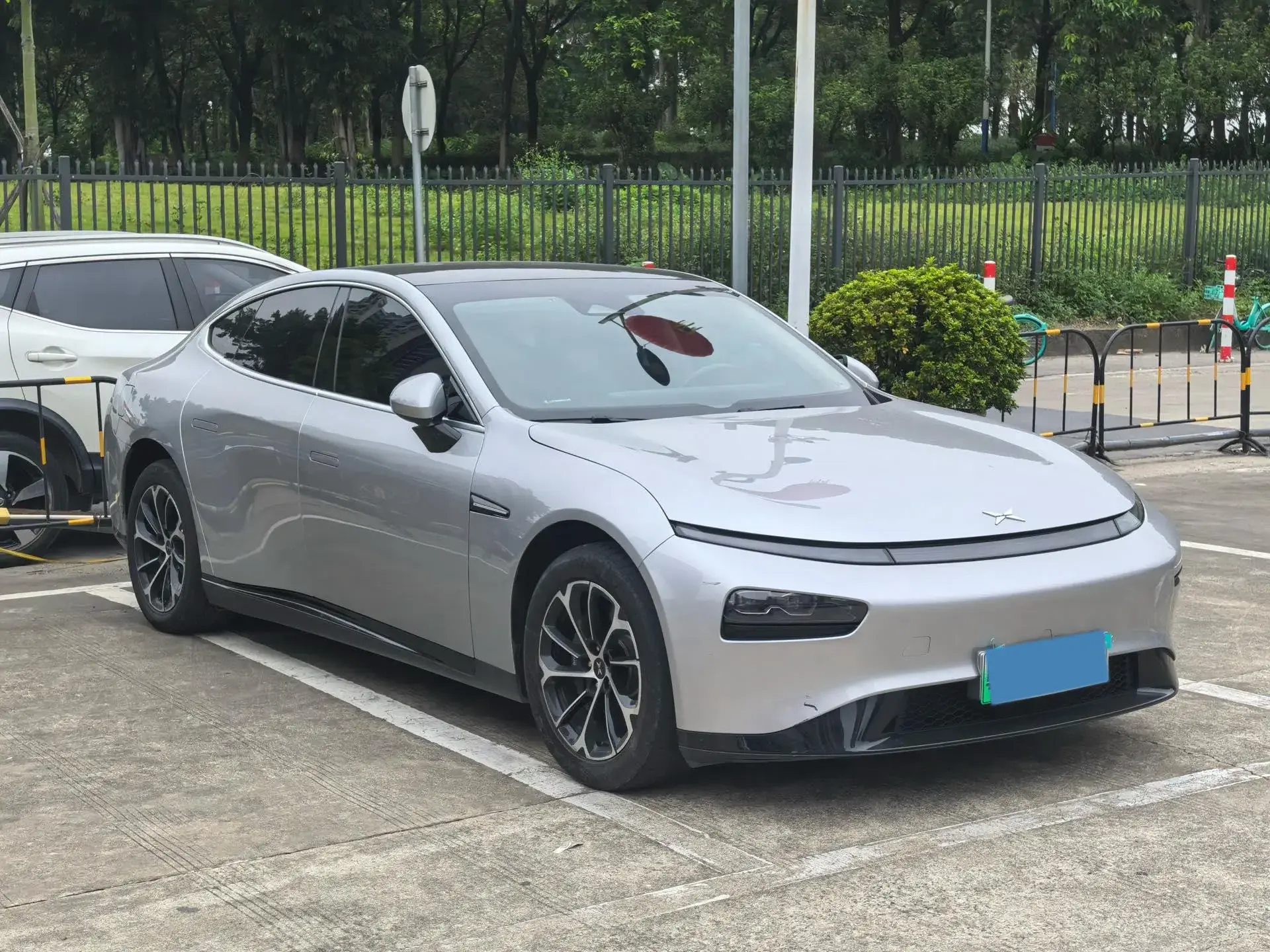 2021 XPENG P7 thumbnail 3