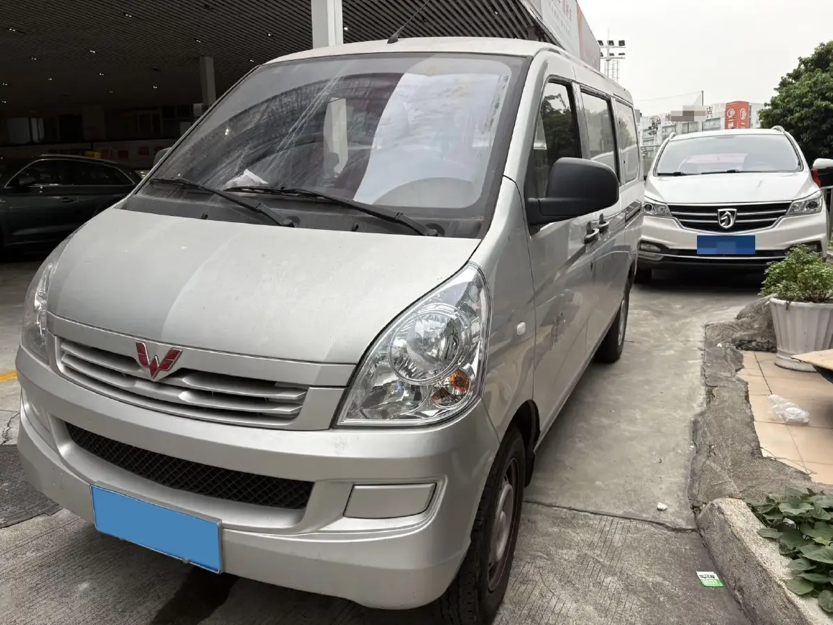 2022 WuLing RongGuang S 1.2L 76HP L4 5MT