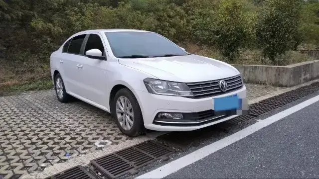 2017 VOLKSWAGEN LAVIDA thumbnail 3