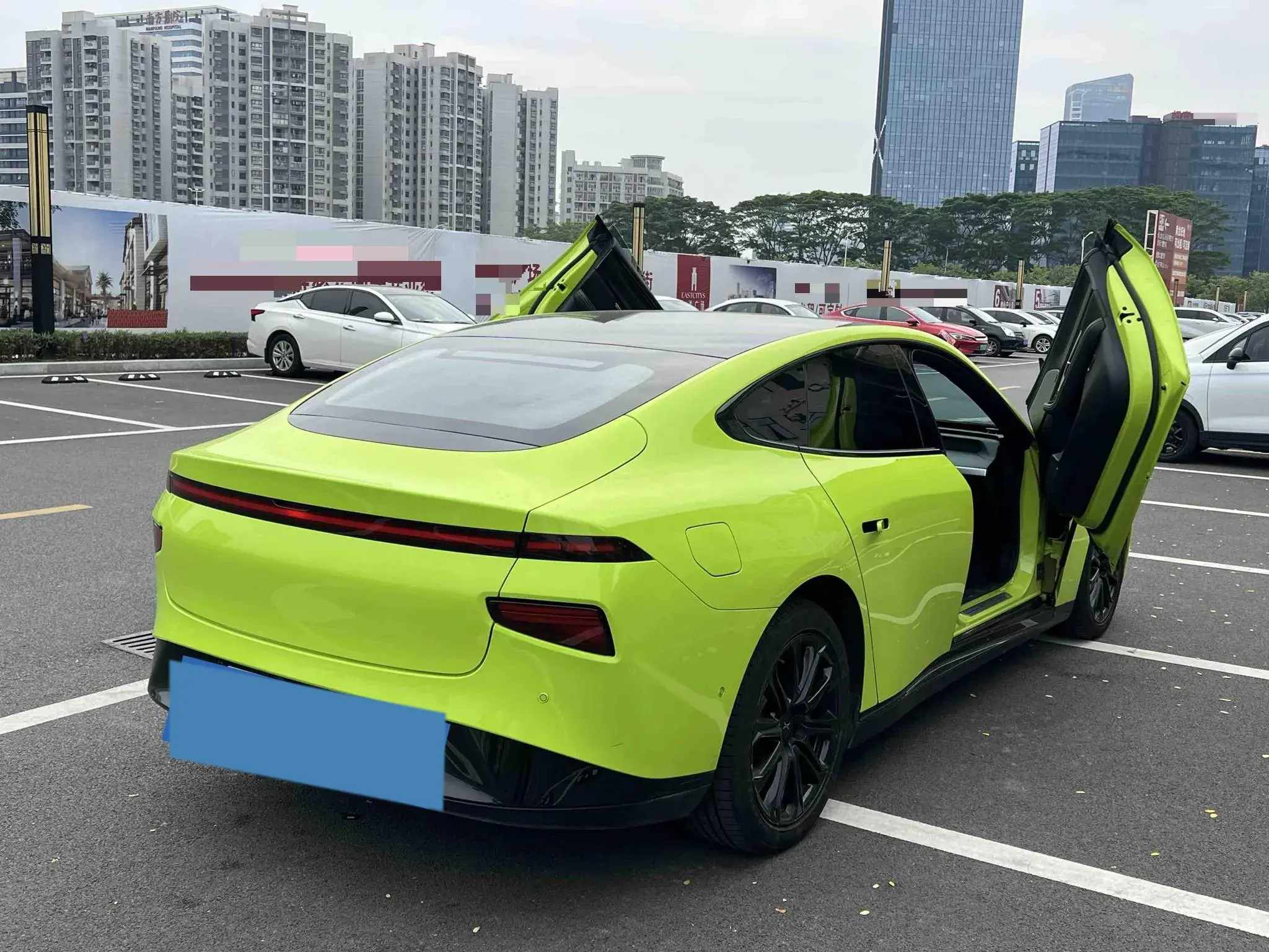 2021 XPENG P7 thumbnail 4