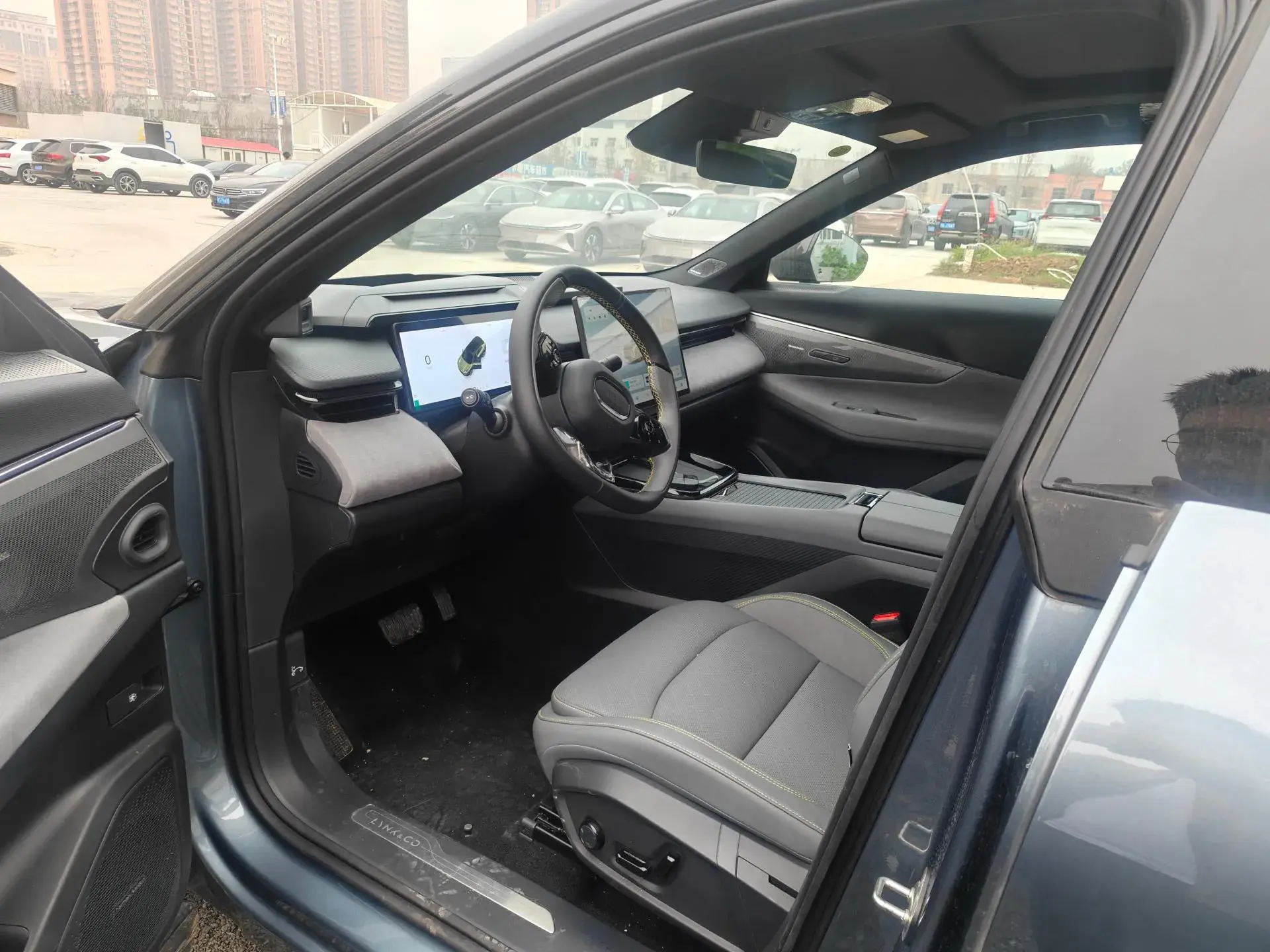 2025 LYNK&CO 08 thumbnail 4