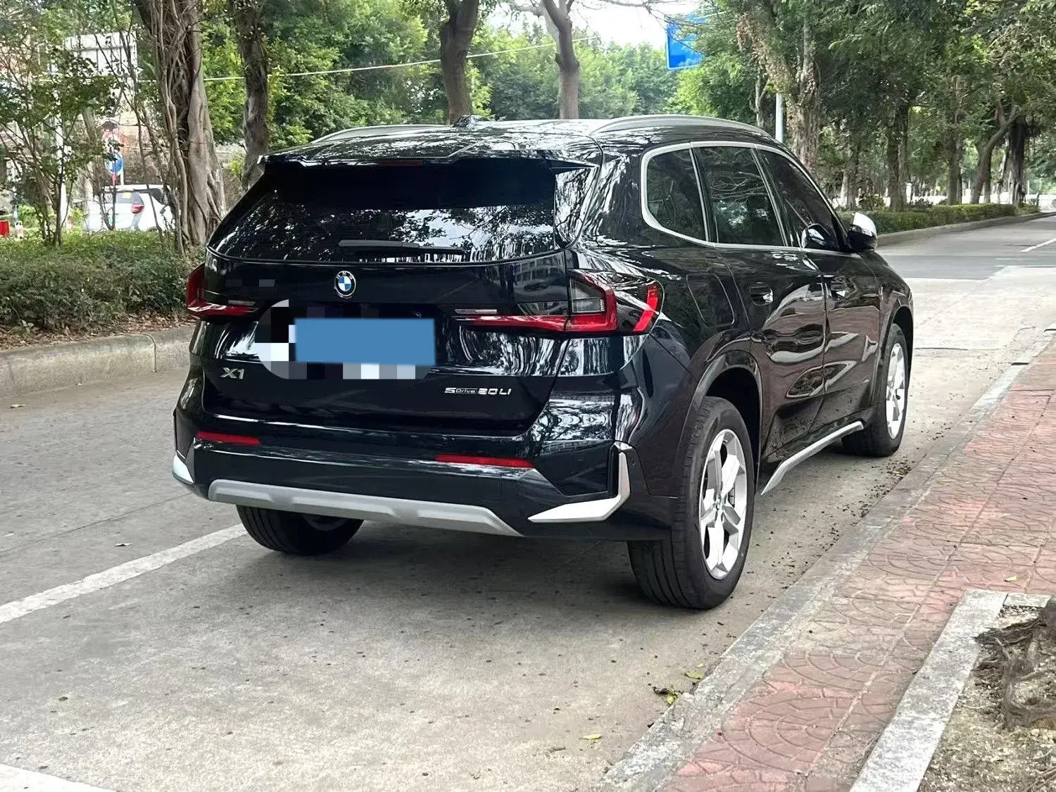 2023 BMW X1 thumbnail 2