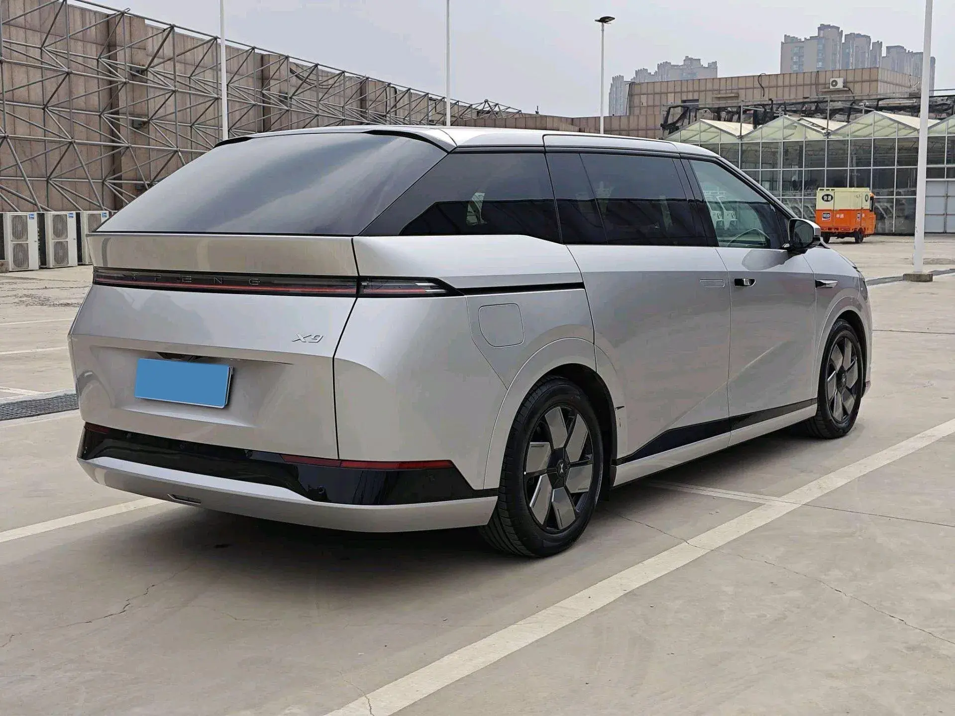 2024 XPENG X9 thumbnail 4