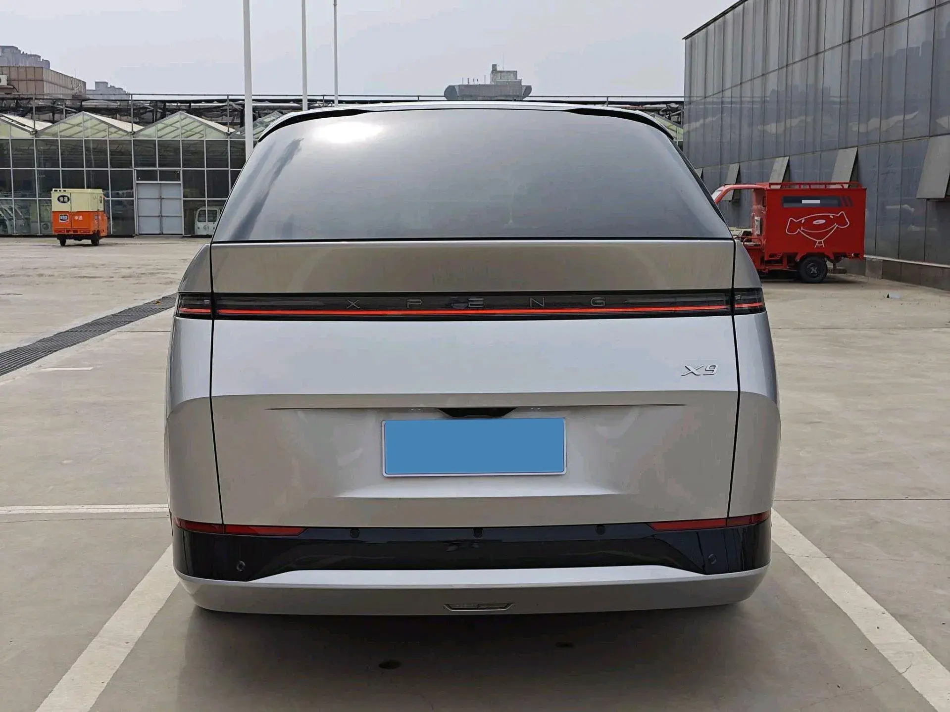 2024 XPENG X9 thumbnail 3
