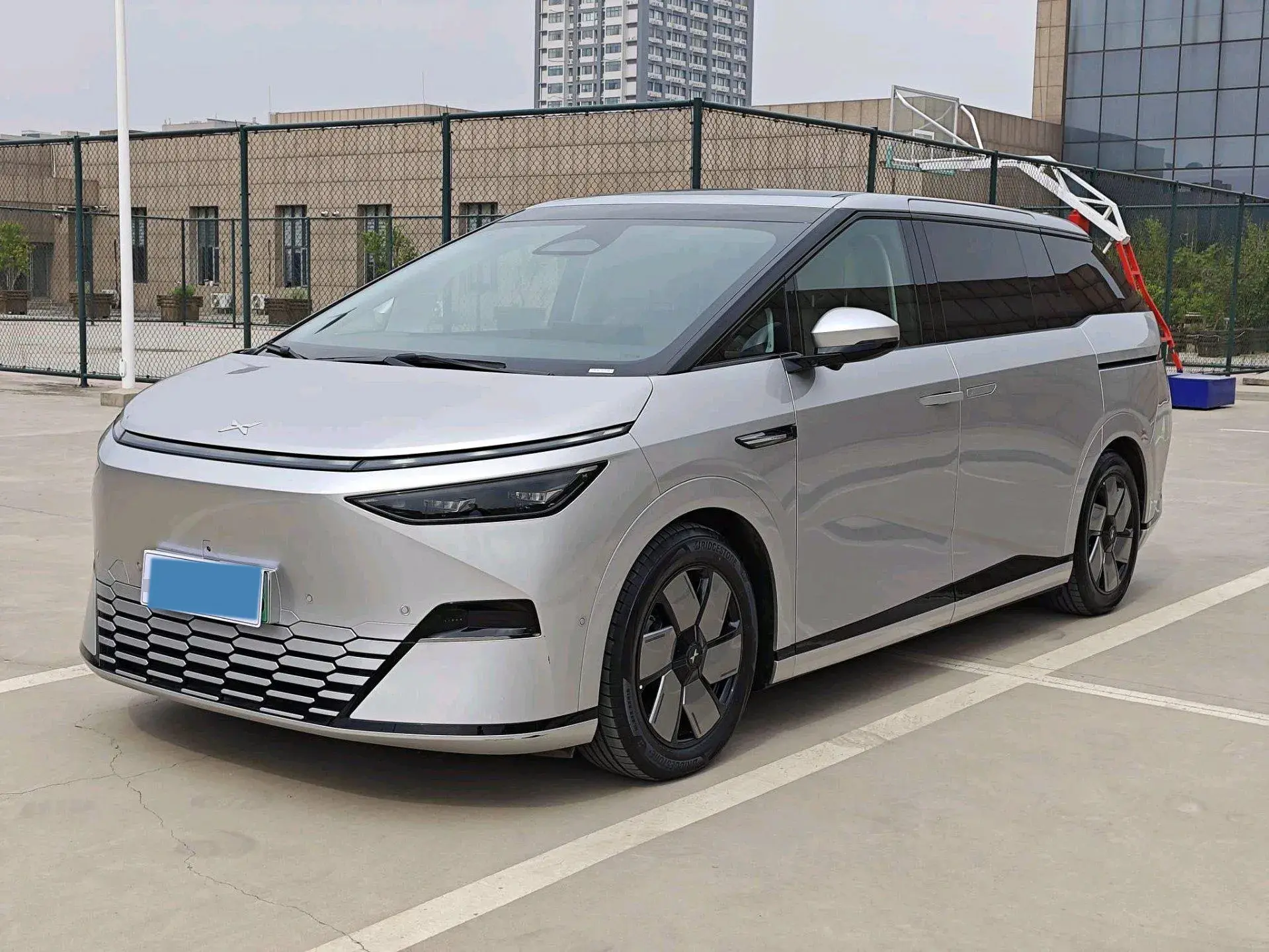 2024 XPENG X9 view 1