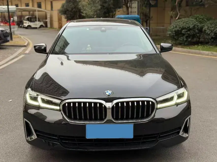 2021 BMW 5 thumbnail 2