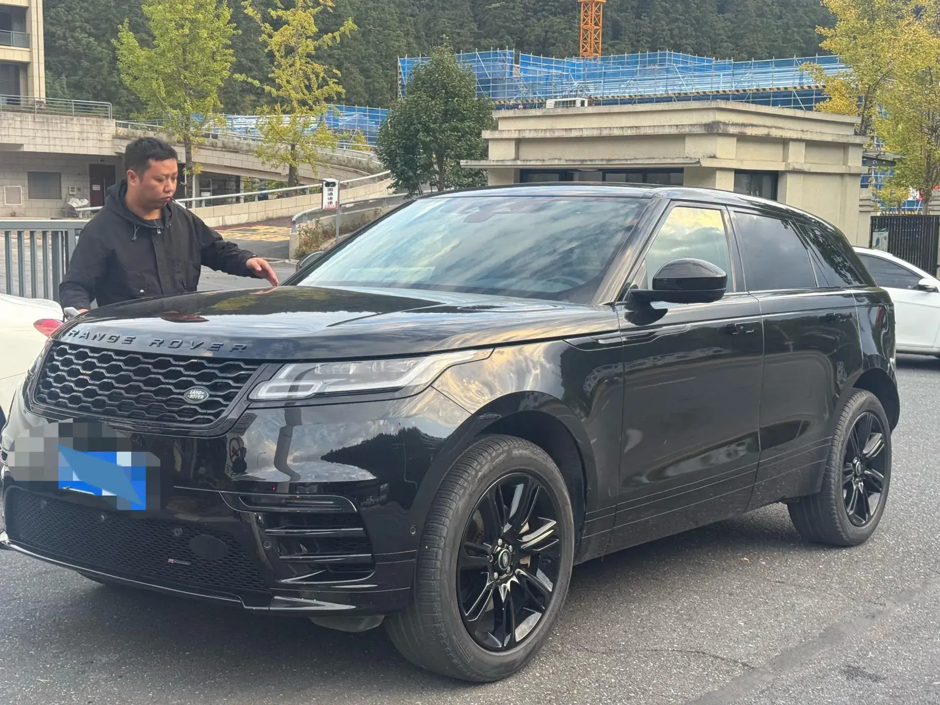 2023 LAND ROVER view 1