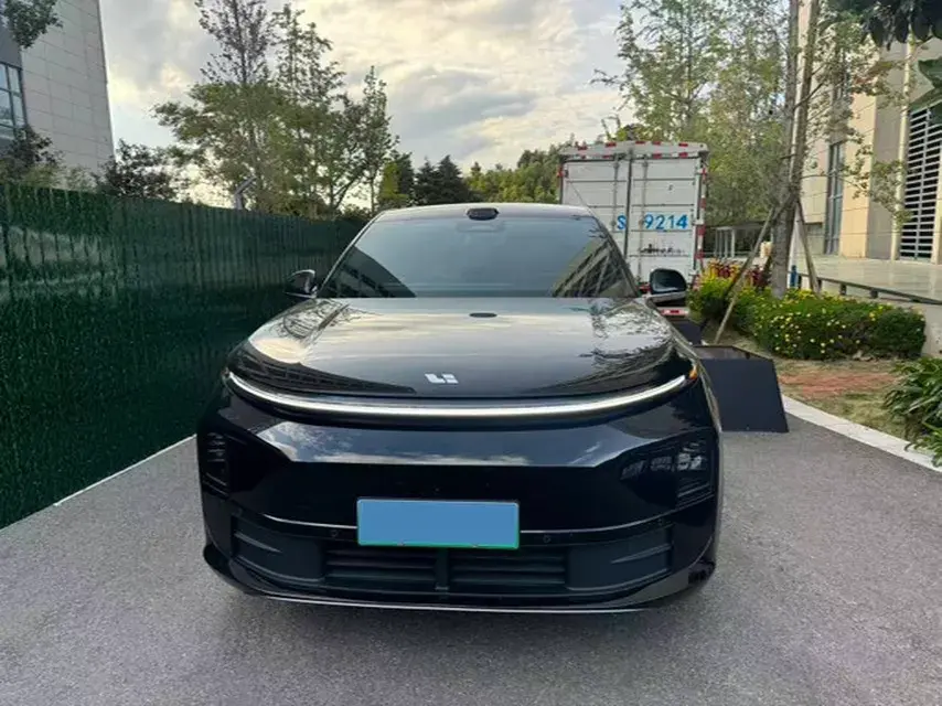 2025 LI L6 thumbnail 3