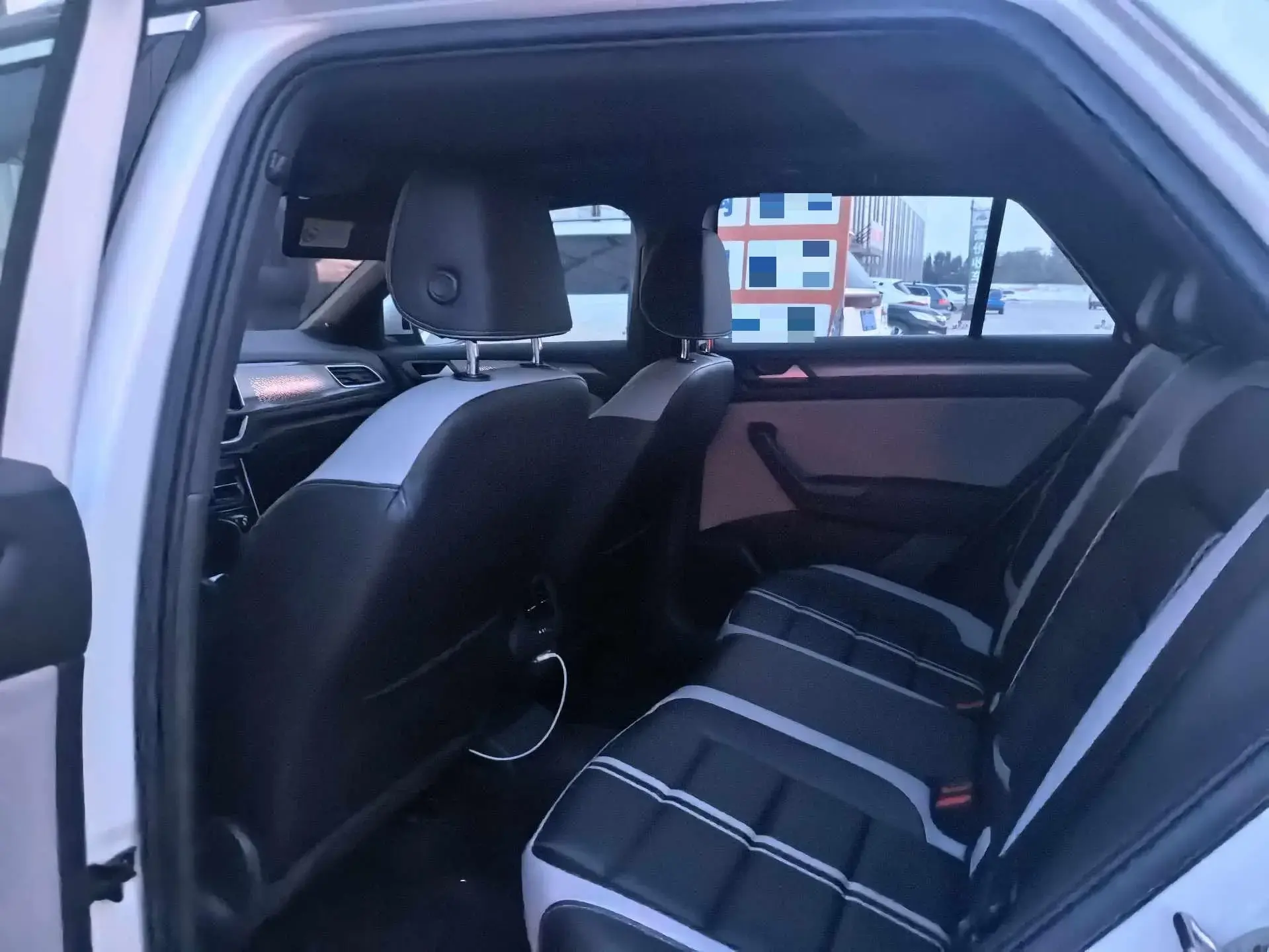 2023 VOLKSWAGEN T-ROC thumbnail 4