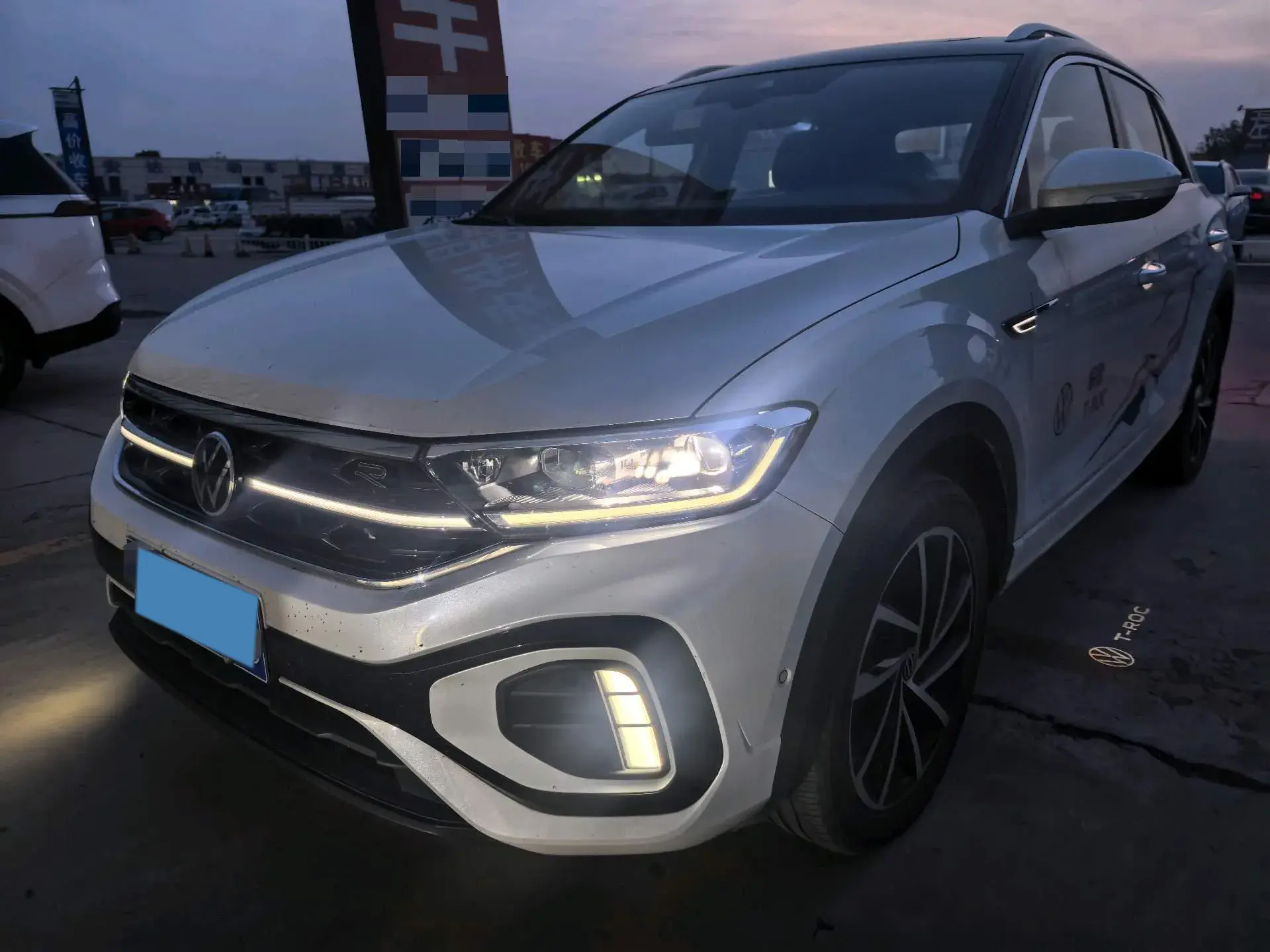 2023 VOLKSWAGEN T-ROC view 1