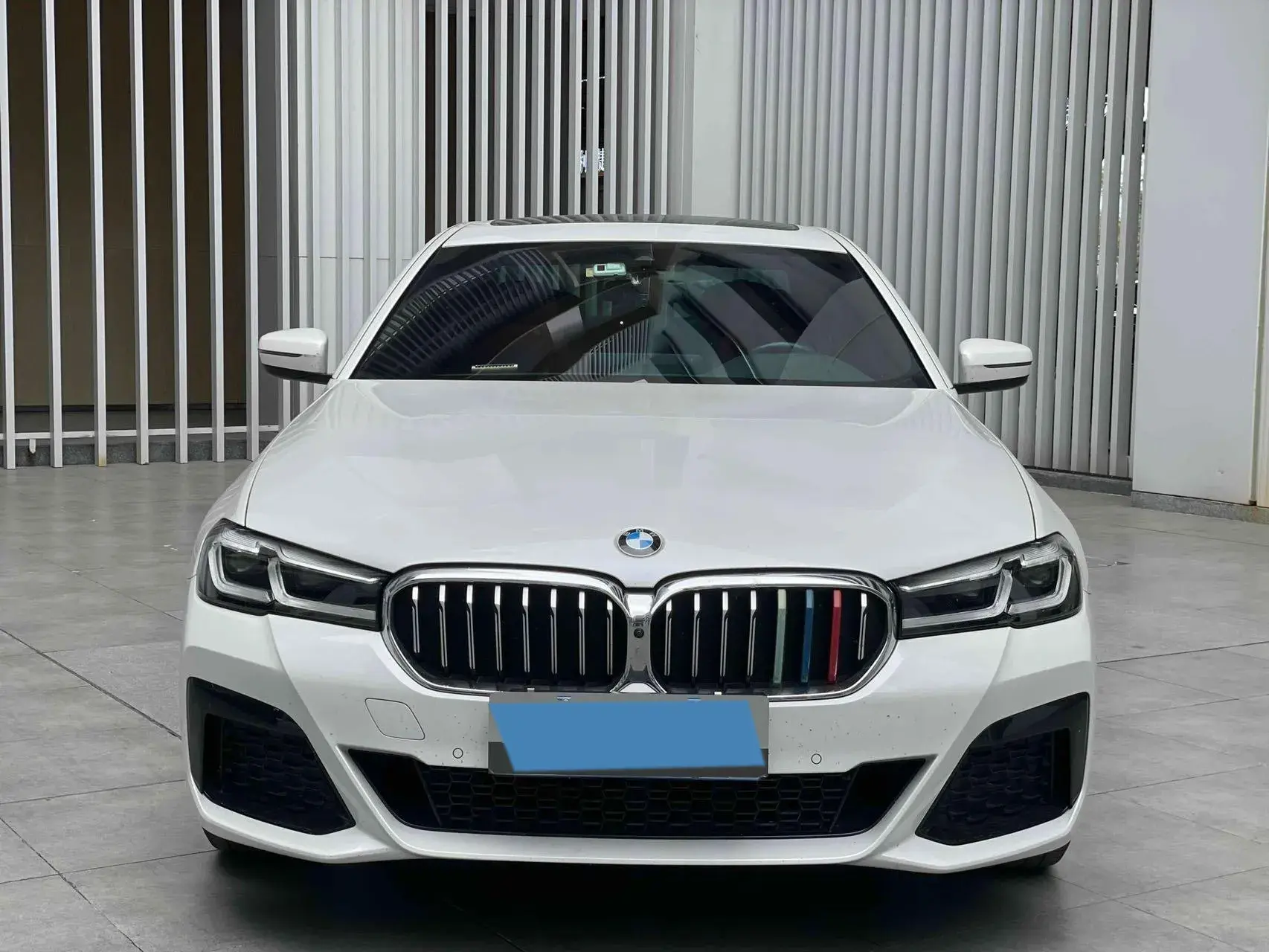 2022 BMW 5 thumbnail 2