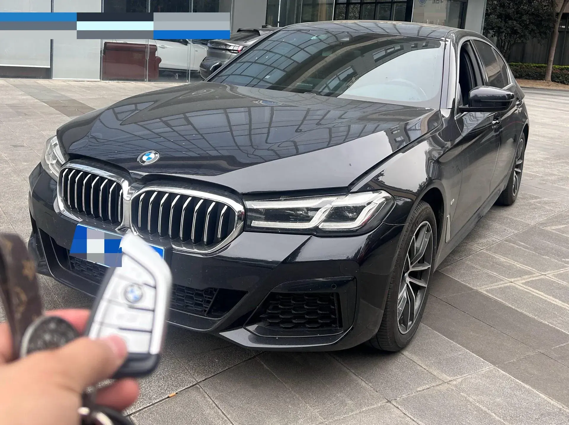 2022 BMW 5 view 1