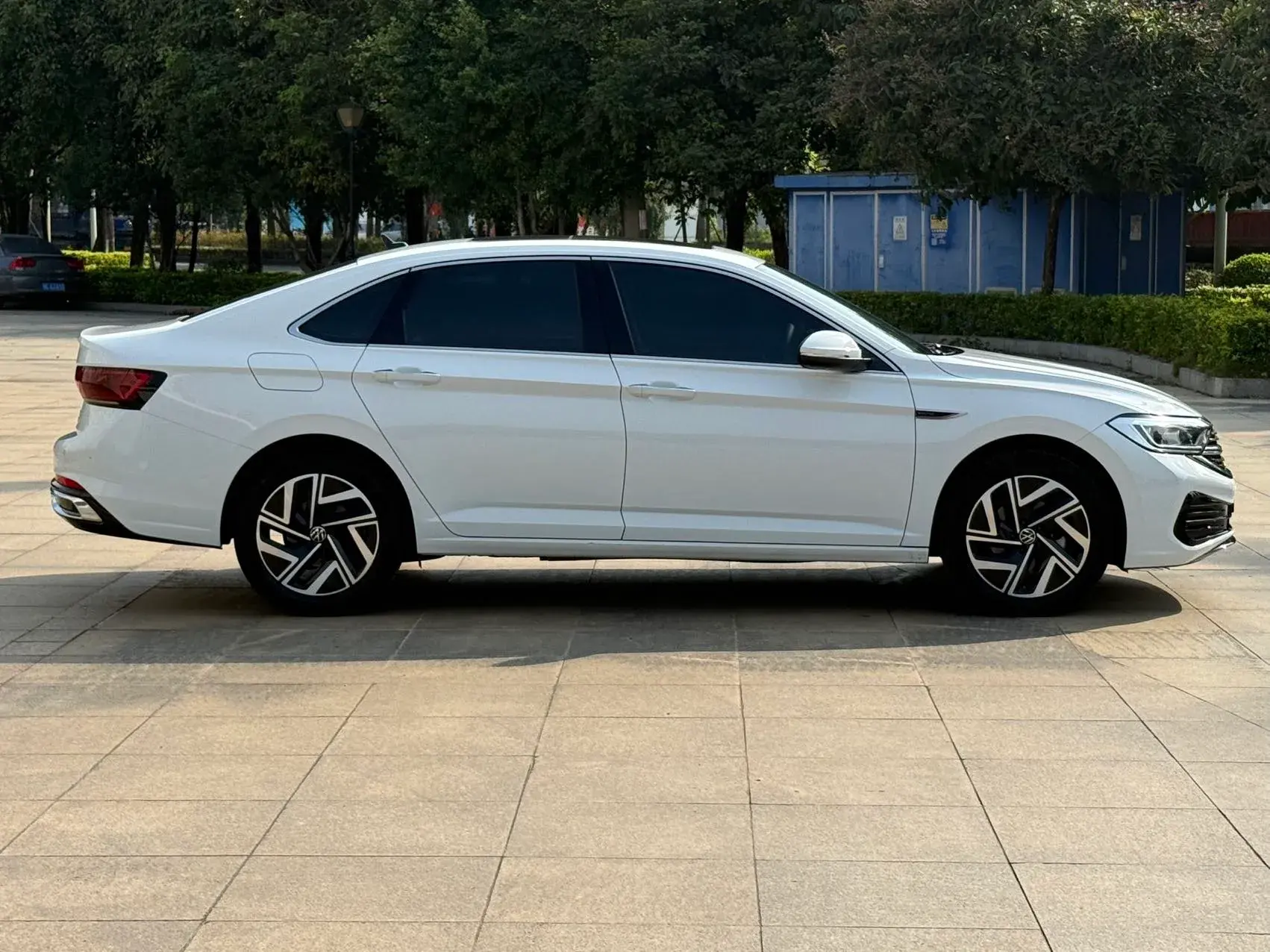 2023 VOLKSWAGEN SAGITAR thumbnail 4