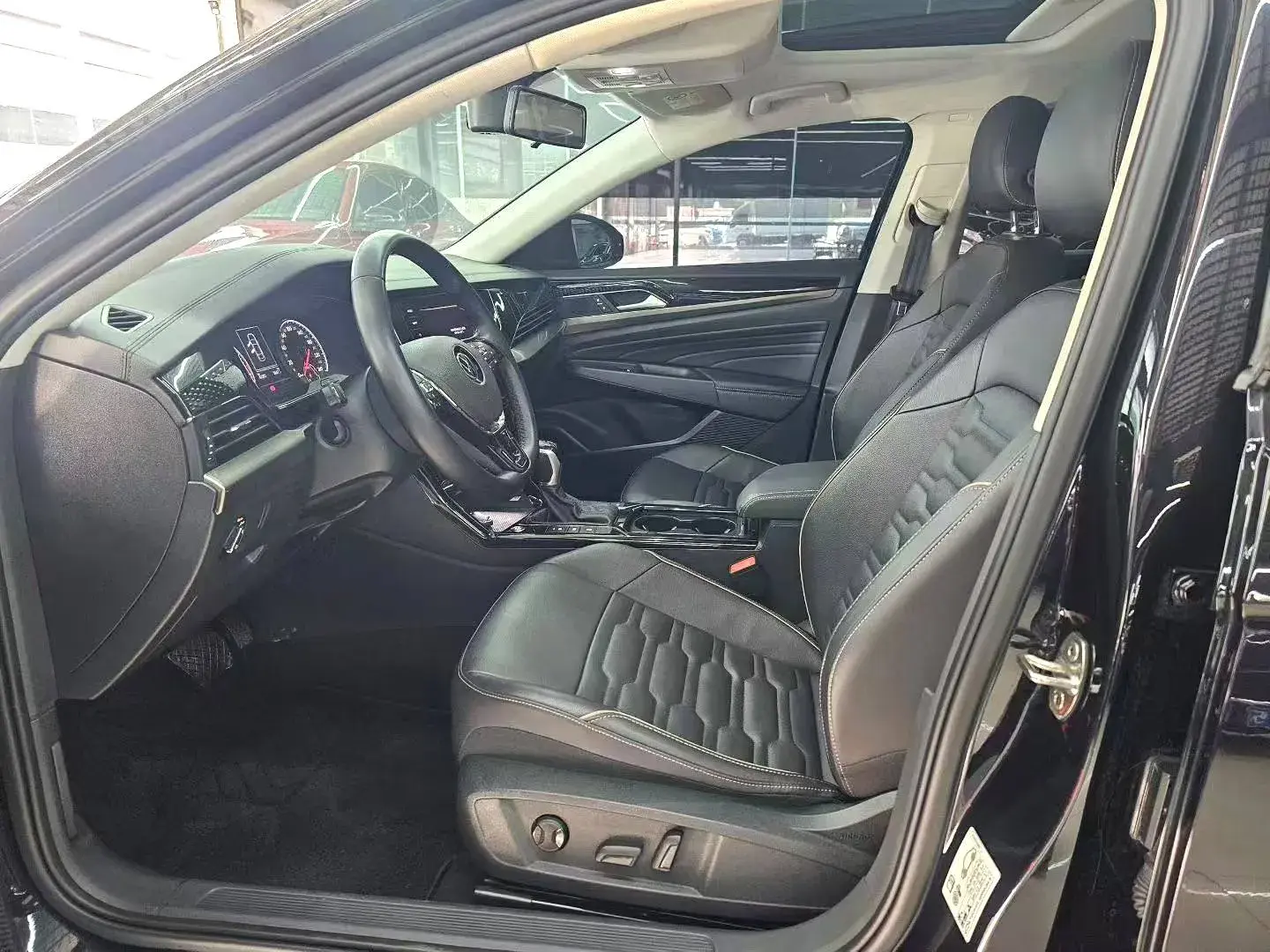 2021 VOLKSWAGEN PASSAT thumbnail 3