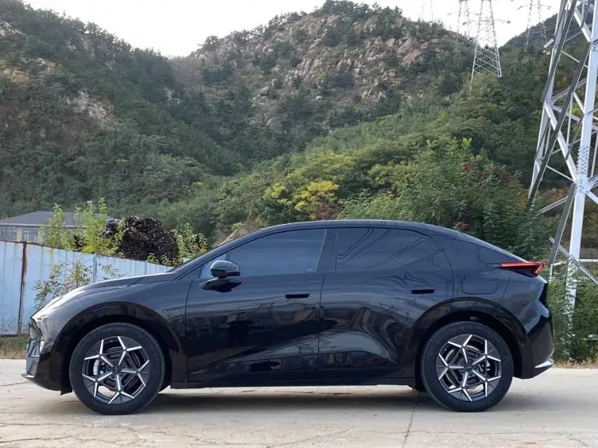 2025 LYNK&CO Z20 thumbnail 4