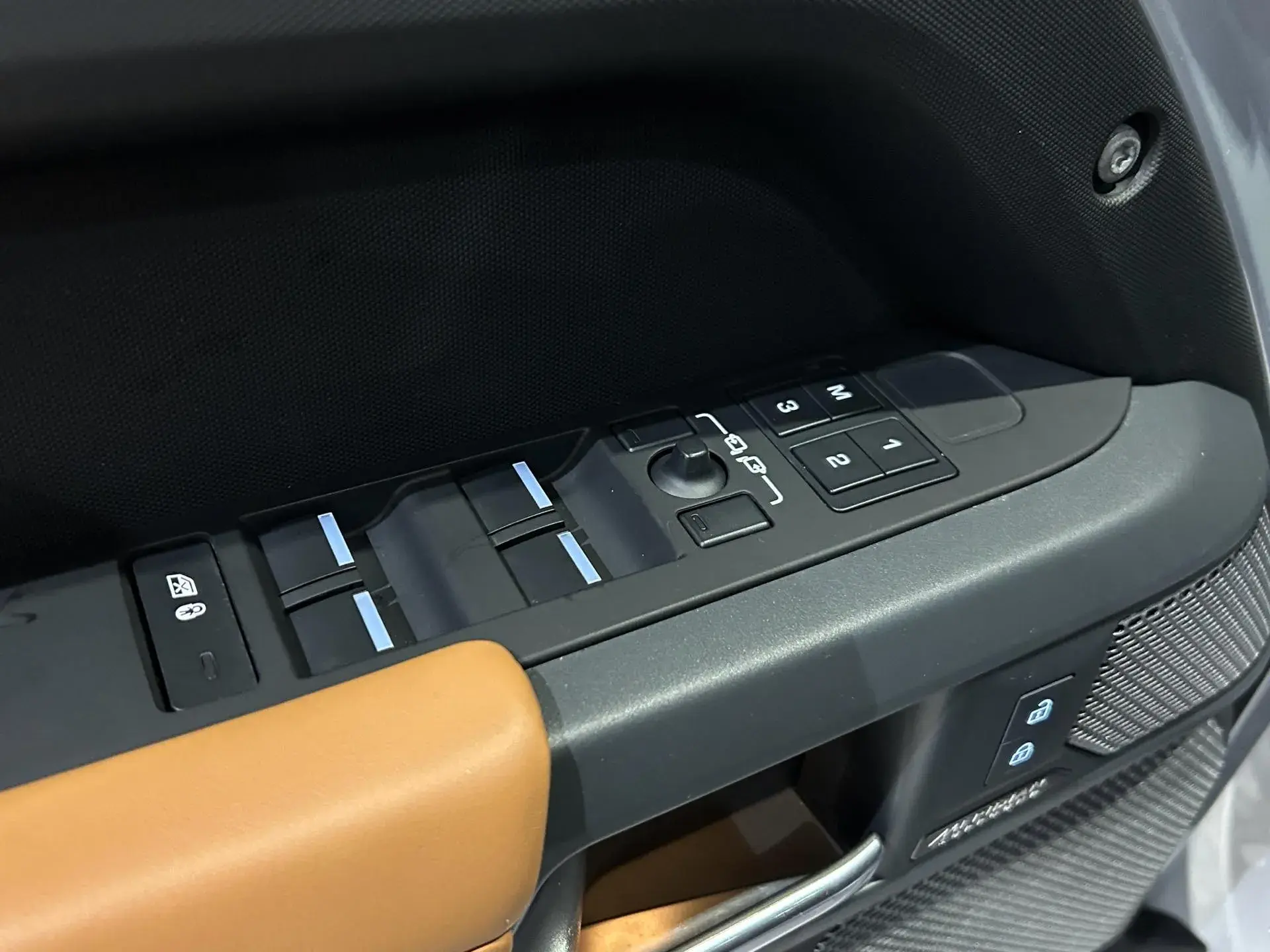 2023 LAND ROVER thumbnail 4