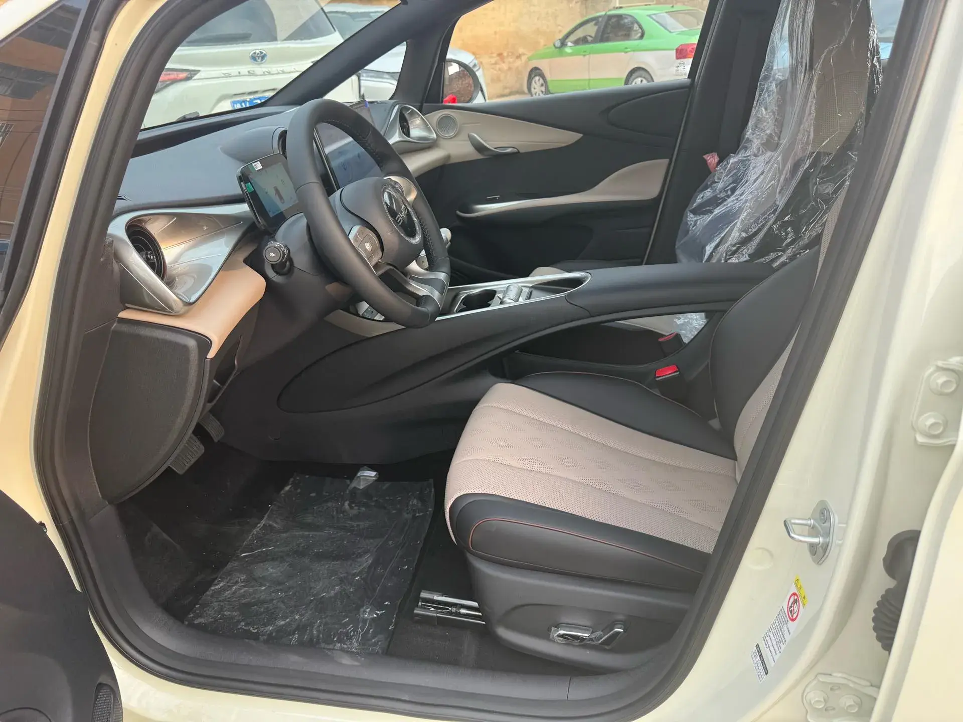 2025 BYD DOLPHIN thumbnail 4