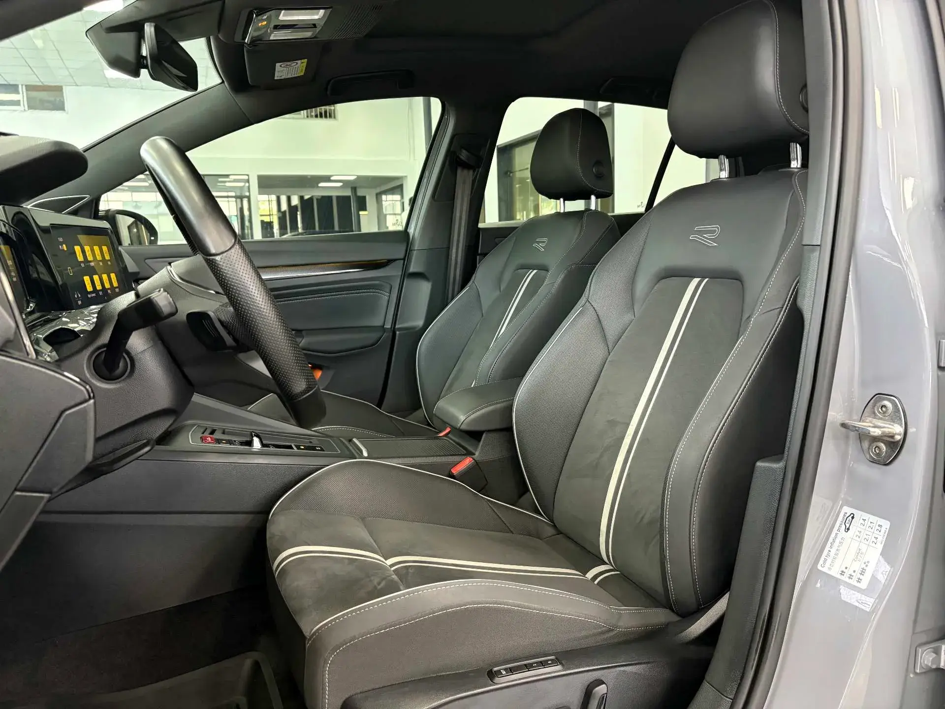 2021 VOLKSWAGEN GOLF thumbnail 4