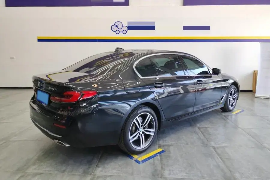 2022 BMW 5 thumbnail 2