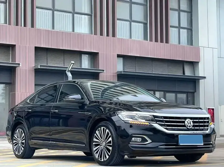 2019 VOLKSWAGEN PASSAT thumbnail 3