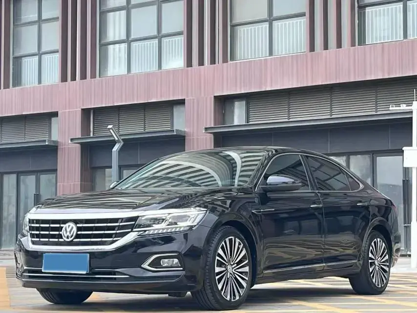 2019 VOLKSWAGEN PASSAT view 1