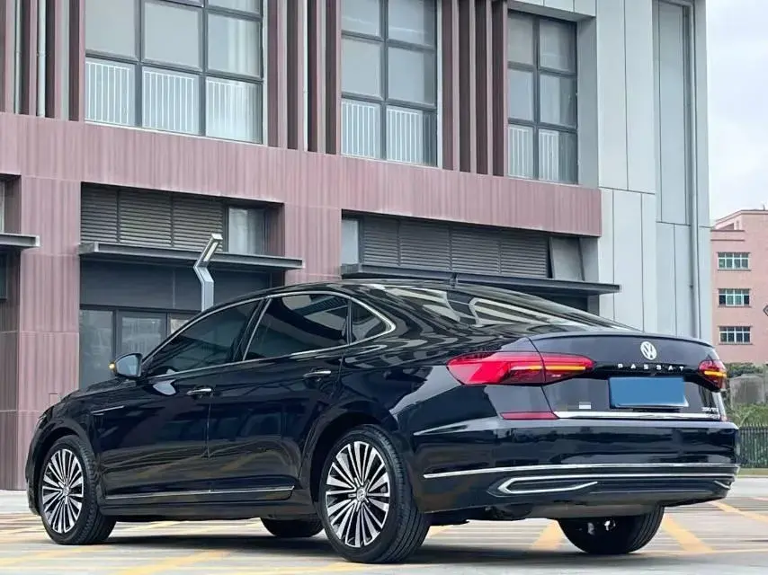 2019 VOLKSWAGEN PASSAT thumbnail 4