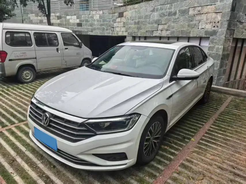 2019 VOLKSWAGEN SAGITAR view 1