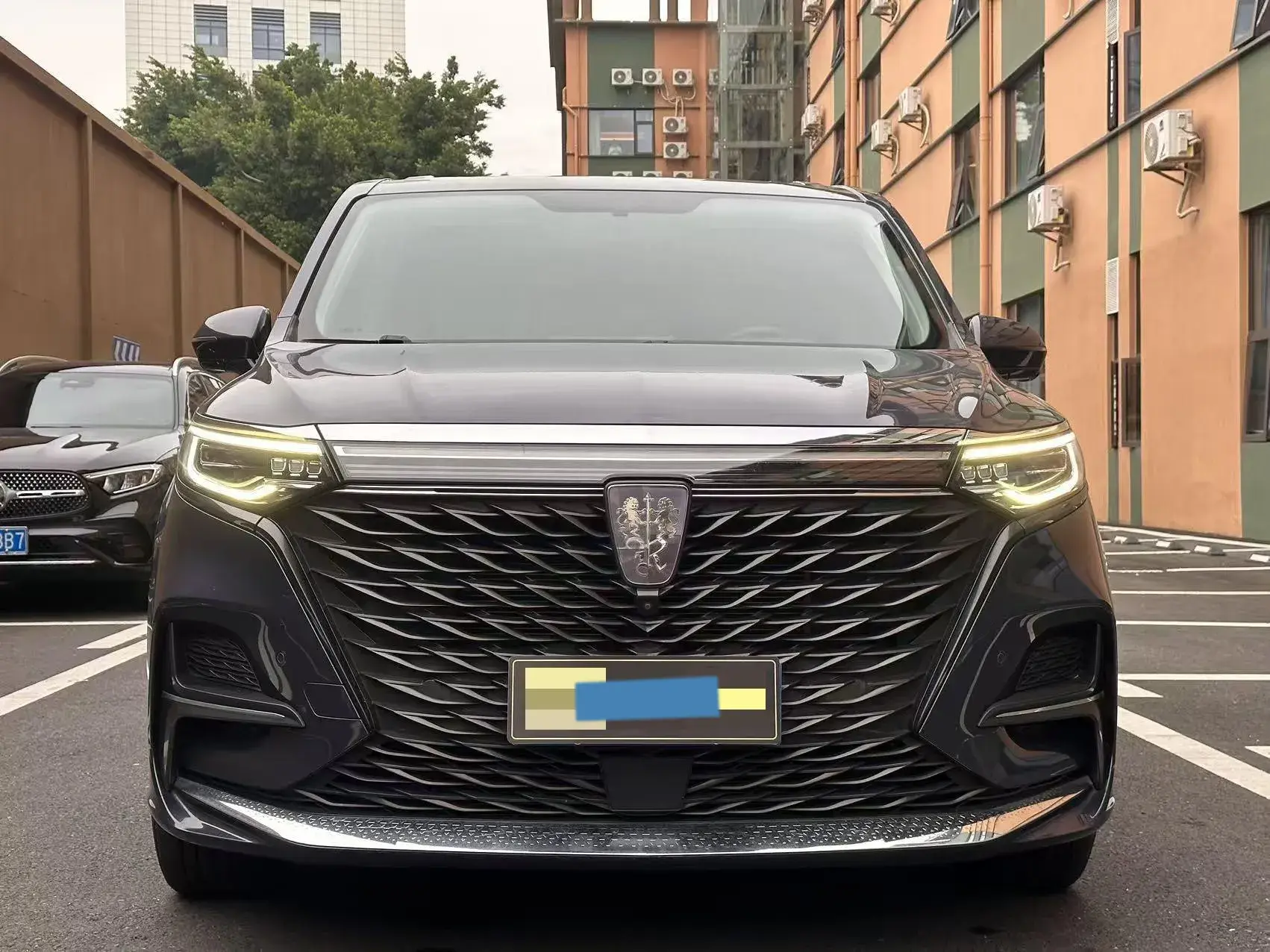 2022 ROEWE IMAX8 thumbnail 2