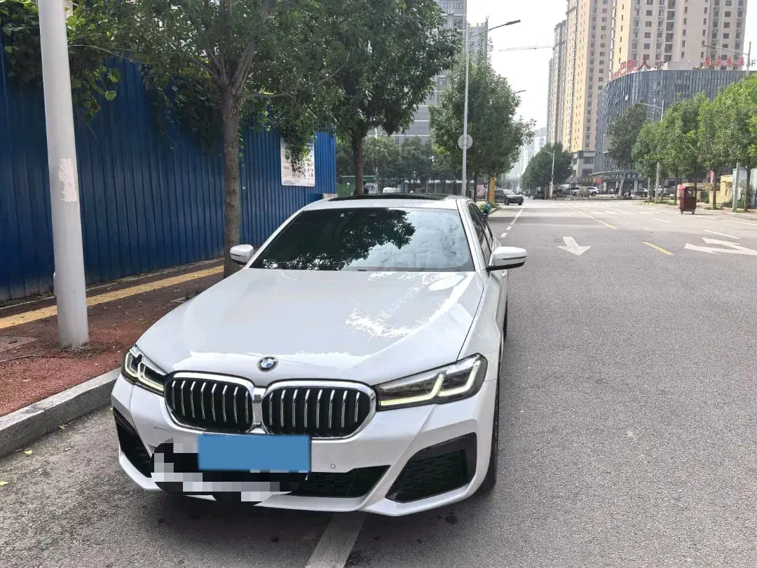 2023 BMW 5 thumbnail 4